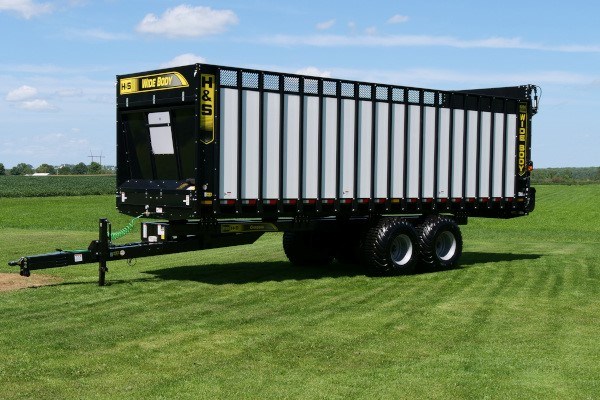8200 Series Wide Body Rear Unload Forage Boxes Photo