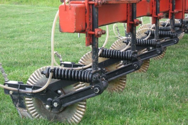 Toolbar-Mount Fertilizer Equipment Photo