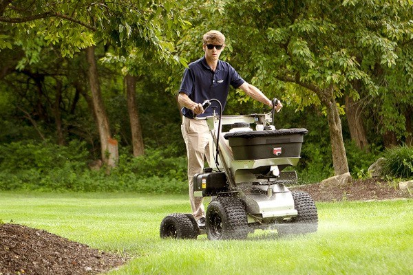 Ride-On Spreader/Sprayers Photo