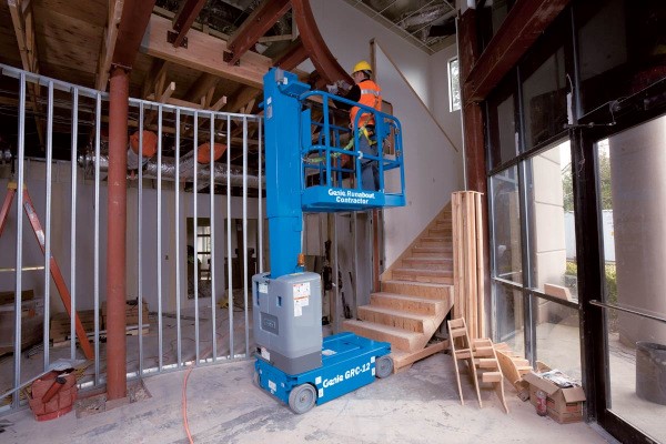 Vertical Mast Lifts Photo