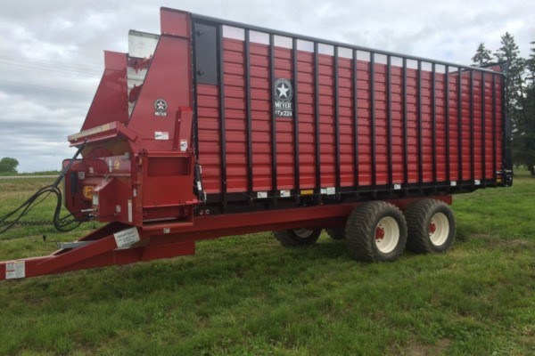 Front & Rear Unload Forage Boxes Photo