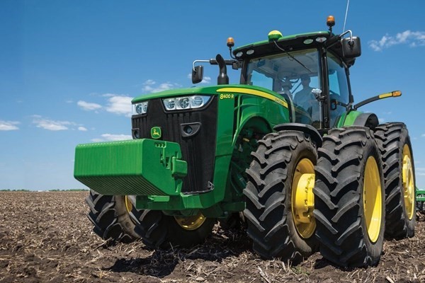 8 Series Row Crop Tractors Photo