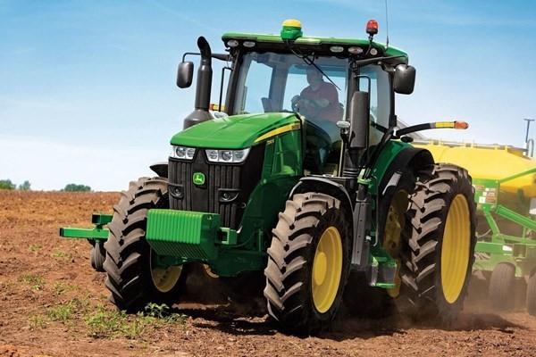 7 Series Row Crop Tractors Photo