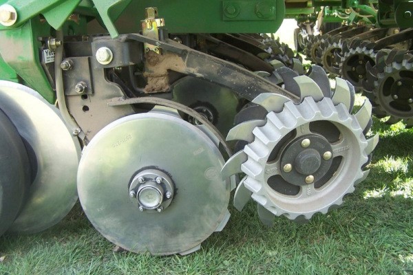 2962 Unit-Mounted Double Disc Fertilizer Opener Photo