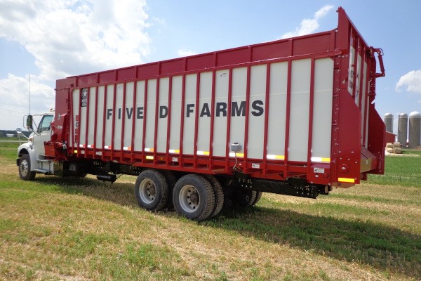 8200 BOSS RT Front & Rear Unload Forage Box Photo