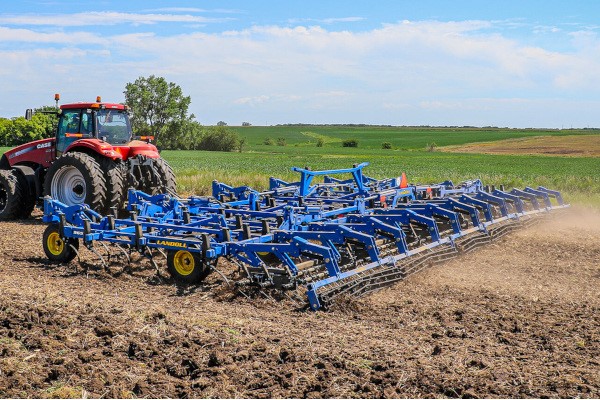 9000 Series Field Cultivator Photo