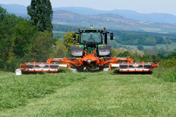 FC 30 D RA Series Mower Conditioner/Merger Combinations Photo