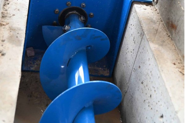 Cross Gutter Manure Auger Photo