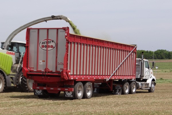 9100 RT BOSS Semi Ag Trailer Photo
