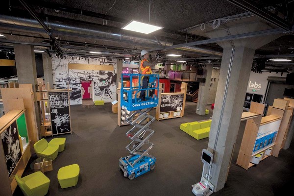 Slab Scissor Lifts Photo