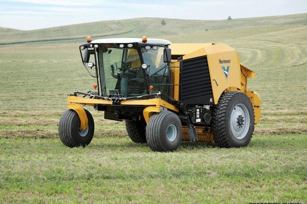 Self-Propelled Balers Photo