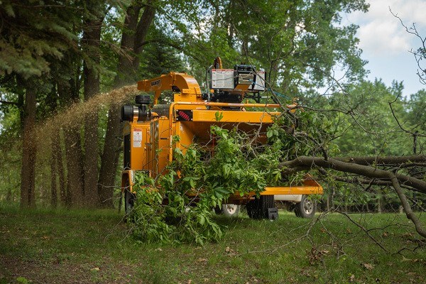 18XP TOWABLE DRUM STYLE HAND-FED CHIPPER 18XP TOWABLE DRUM STYLE HAND-FED CHIPPER