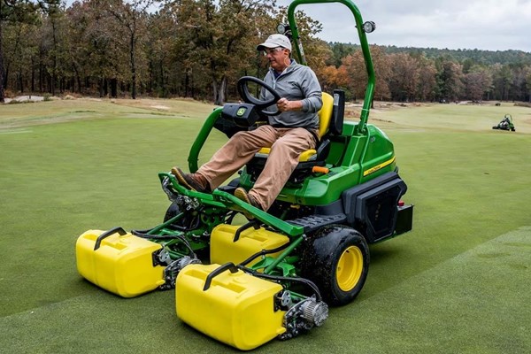 2700 E-Cut™ Hybrid Triplex Mower Photo