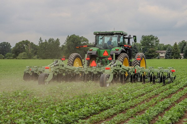 8650 Cultivator Photo