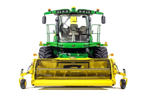 8100 Self-Propelled Forage Harvester Photo