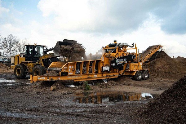2460XP TOWABLE HORIZONTAL GRINDER 2460XP TOWABLE HORIZONTAL GRINDER