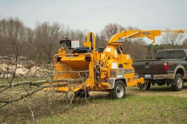 15XP TOWABLE DRUM STYLE HAND-FED CHIPPER 15XP TOWABLE DRUM STYLE HAND-FED CHIPPER