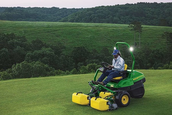 2775 E-Cut™ Electric Triplex Mower Photo