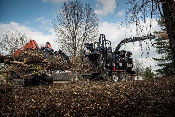 2090 TOWABLE DRUM STYLE WHOLE TREE CHIPPER 2090 TOWABLE DRUM STYLE WHOLE TREE CHIPPER