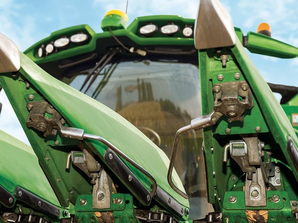 AutoTrac™ RowSense™ AutoTrac™ RowSense™ (Available on Combines, Sprayers and Tractors) Photo