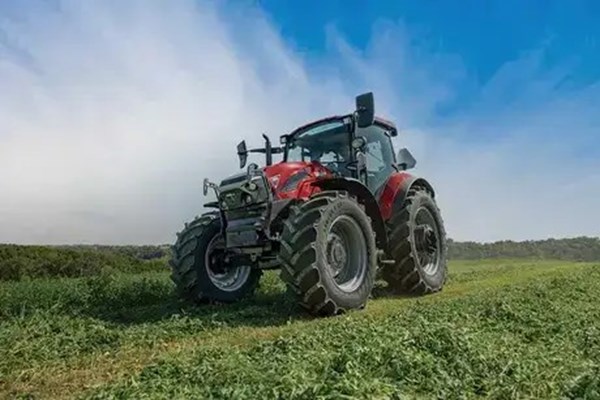 Farmall Utility 120C Photo