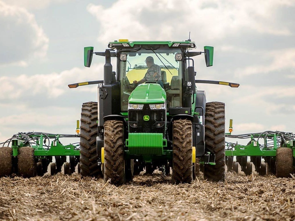 7R 250 Tractor Photo