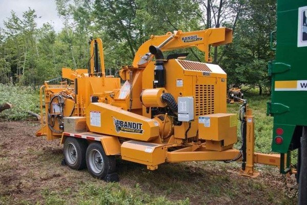 21XP TOWABLE DRUM STYLE HAND-FED CHIPPER 21XP TOWABLE DRUM STYLE HAND-FED CHIPPER