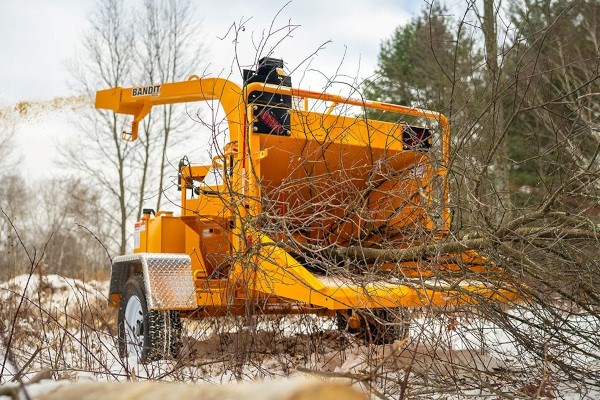 90XP TOWABLE DISC STYLE HAND-FED CHIPPER 90XP TOWABLE DISC STYLE HAND-FED CHIPPER