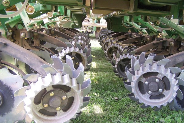 2962 Unit-Mounted Double Disc Fertilizer Opener Photo