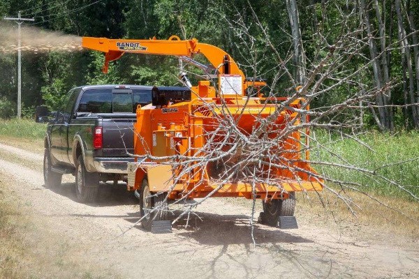 200XP TOWABLE DISC STYLE HAND-FED CHIPPER 200XP TOWABLE DISC STYLE HAND-FED CHIPPER